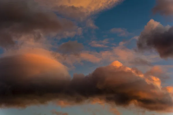 Farbe der untergehenden Sonne auf Wolken. — Stockfoto