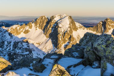 Sabah güneşin dağ sırtı.