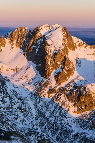 Topp i Tatrabergen i morgonsolen. — Stockfoto