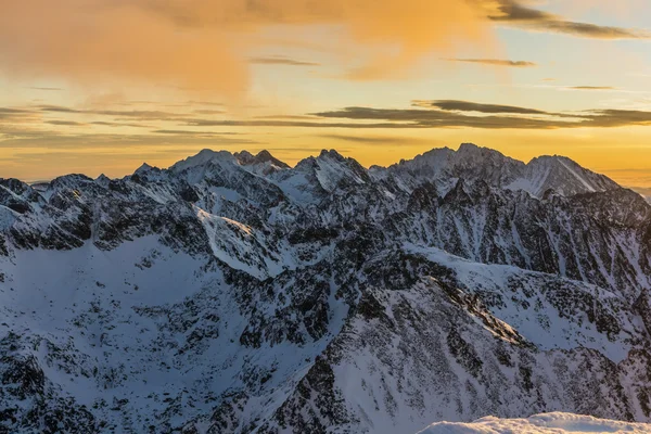 Picos de montaña por la mañana . — Foto de Stock