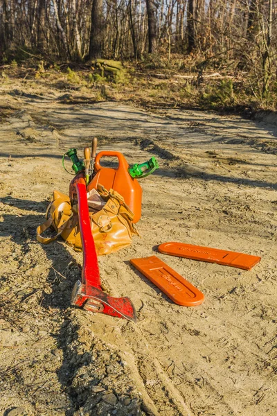 Bijl en andere tools om de site zag de schoorsteen. — Stockfoto