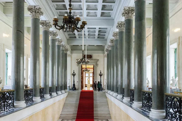 Interieur met trappen van de State Hermitage in St. Petersburg, R — Stockfoto