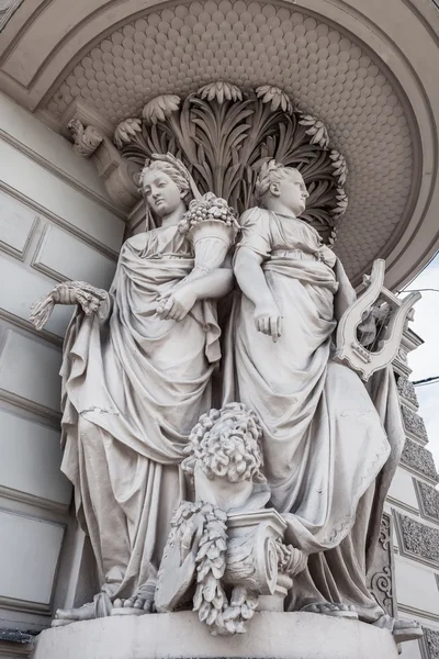 Detail of an old house with sculptures in St. Petersburg — Stock Photo, Image