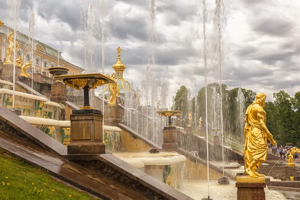 Große kaskadenbrunnen am peterhof, in der nähe von heiligem petersburg — Stockfoto