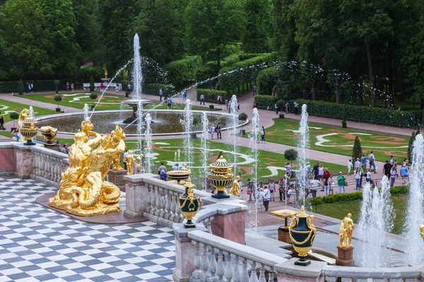 Grand Cascade szökőkutak Peterhof, a következő látnivaló közelében: St. Petersburg, Oroszország — Stock Fotó