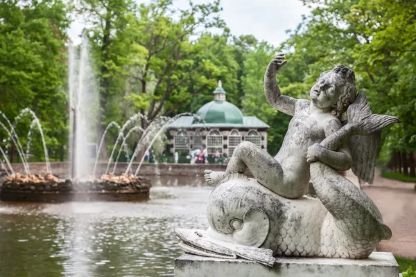 Szobrászati csoport "Ámor egy delfin a" kút "Sun" Peterhof — Stock Fotó