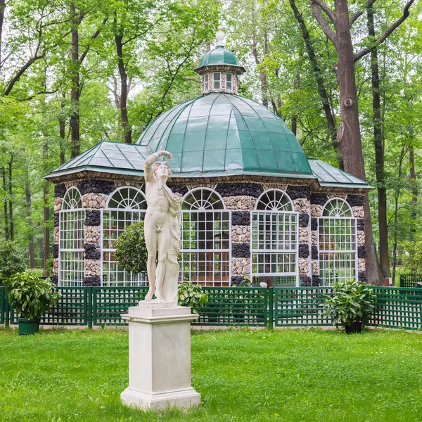 Volierenpavillon in den unteren Gärten des Peterhofs, Russland — Stockfoto