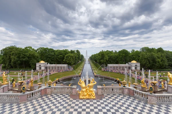 Ountains az alsó kert, a tengeri csatorna, Peterhof, Oroszország — Stock Fotó