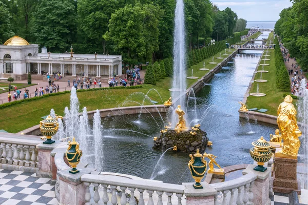 Az alsó kert, csatorna, szökőkutak szökőkút Samson Peterhof — Stock Fotó