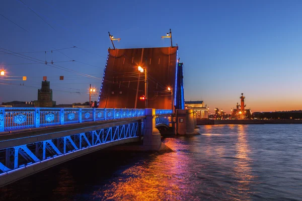 Opened the Palace bridge, White Nights in St. Petersburg, Russia — Stock Photo, Image