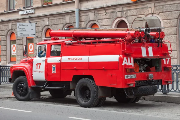 Красная пожарная машина в центре Санкт-Петербурга — стоковое фото