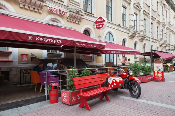 Kavárna na pěší zóně v centru Petrohradu — Stock fotografie