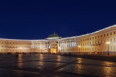 Genel Kurmay (bölüm Hermitage Müzesi) geceleri St. Petersburg'da bina.