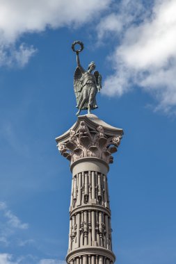 Trinity Katedrali, Saint Petersburg önü zafer sütunu