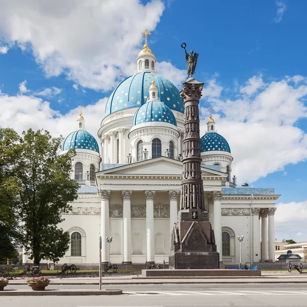 Trinity kathedraal en kolom van glorie in — Stockfoto