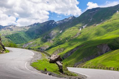 Gürcistan Askeri Yolu boyunca uzanan Kafkasya dağlarının manzarası