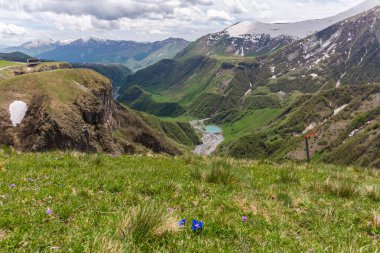 Gürcistan Askeri Yolu boyunca uzanan Kafkasya dağlarının manzarası