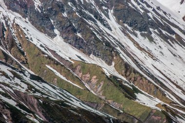 Gürcistan Askeri Yolu boyunca uzanan Kafkasya dağlarının manzarası