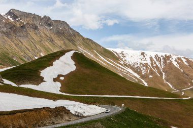 Gürcistan Askeri Yolu boyunca uzanan Kafkasya dağlarının manzarası