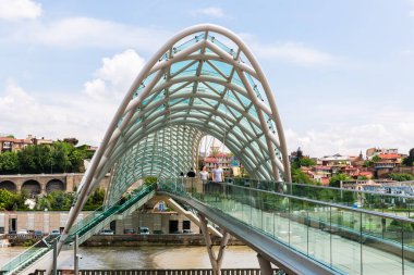 Tiflis, Gürcistan - 22 Mayıs 2019: Barış Köprüsü Tiflis 'teki Kura Nehri üzerindeki yaya köprüsü.