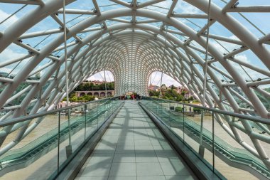 Tiflis, Gürcistan - 22 Mayıs 2019: Barış Köprüsü Tiflis 'teki Kura Nehri üzerindeki yaya köprüsü.