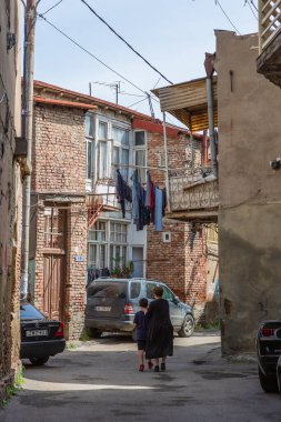 Tiflis, Gürcistan - 25 Mayıs 2019: Tiflis, Gürcistan 'ın merkezinde eski sokaklar