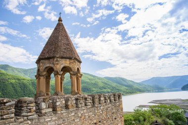 Gürcistan 'daki ortodoks manastırı ile Ananuri Kalesi manzaralı.