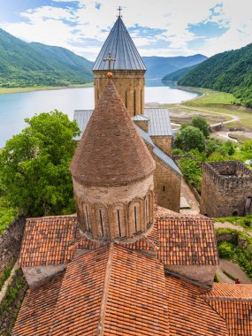 Gürcistan 'daki ortodoks manastırı ile Ananuri Kalesi manzaralı.