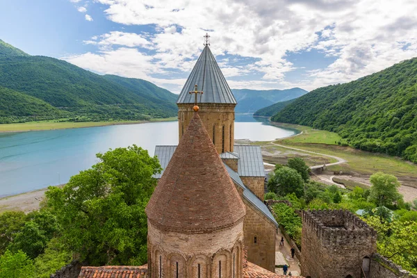 Вид Фортецю Ананурі Ортодоксальним Монастирем Грузії — стокове фото