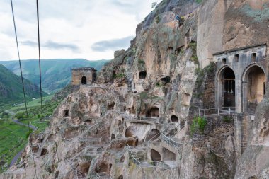 Gürcistan 'daki Vardzia mağara şehri.