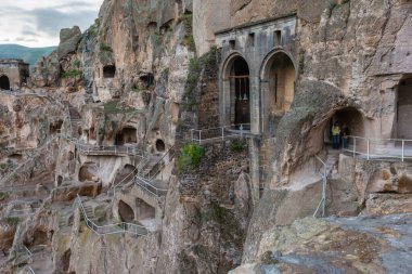Vardzia, Gürcistan - 23 Mayıs 2019: Gürcistan 'daki Vardzia mağara şehri