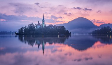 Kan Gölü üzerinde Gündoğumu, Slovenya 'daki Hac Kilisesi ile Ada.