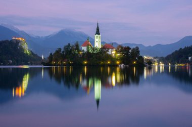 Kan Gölü üzerinde Gündoğumu, Slovenya 'daki Hac Kilisesi ile Ada.