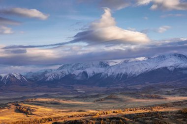 Sonbaharda dağ vadisi, arka planda dağlar, alışılmadık bir bulut, Altai, Rusya
