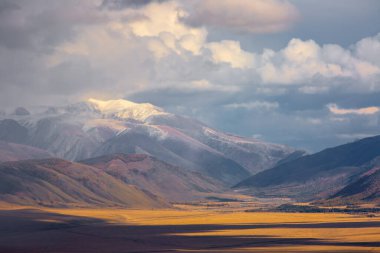 Sonbaharda dağ vadisi, arkada dağlar, Altai, Rusya