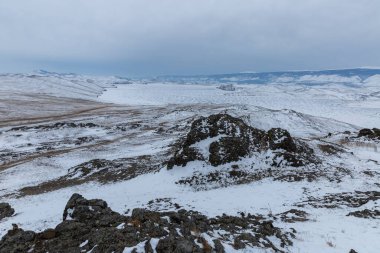 Kışın Baykal Gölü, karın altında buz, tepeler, güneşli gün, Sibirya, Rusya
