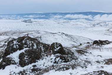 Kışın Baykal Gölü, karın altında buz, tepeler, güneşli gün, Sibirya, Rusya