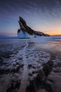 Kışın şafak vakti donmuş Baykal Gölü, buz, arka planda ada
