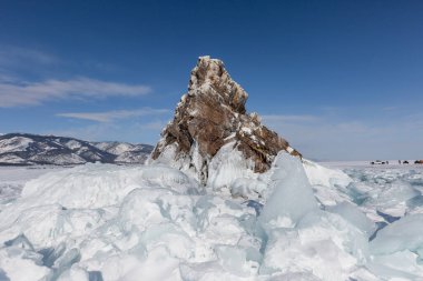 Güneşli bir kış gününde Olkhon Adası yakınlarındaki Baykal Gölü 'nde buz homurtuları. Sibirya, Rusya