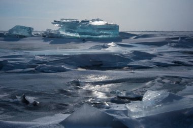 Buzlu kar mırıltılarının arka planı, kış, Baykal, Sibirya