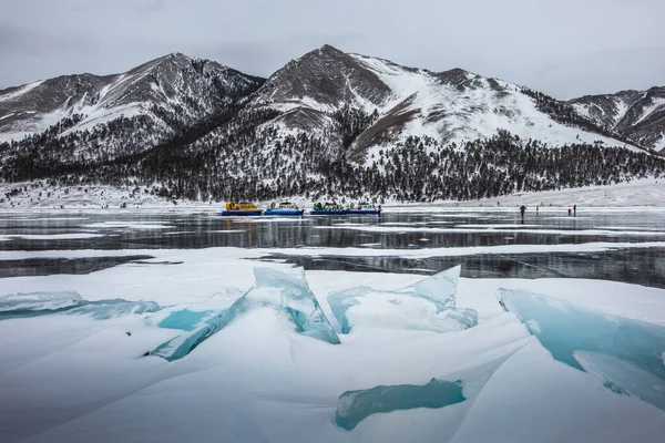 冻结的贝加尔湖 岛上附近有裂缝的蓝色冰 冬季景观 图库图片