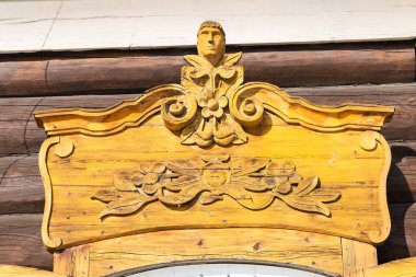 Eski Ulan-Ude kasabasındaki eski ahşap evde ahşap oymalı mimar olan pencere.