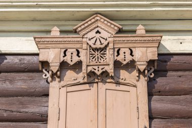 Eski Ulan-Ude kasabasındaki eski ahşap evde ahşap oymalı mimar olan pencere.