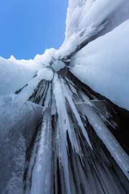 Kayalık mağaralarda buz saçakları. Baykal Gölü 'nde kış