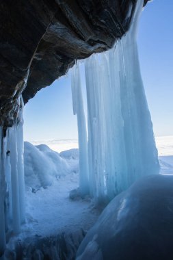 Buz mağarası, kayalık mağaralarda buz sarkıtları, kışın Baykal Gölü, Sibirya, Rusya