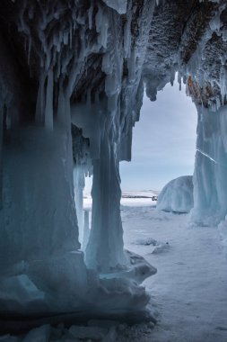 Buz mağarası, kayalık mağaralarda buz sarkıtları, kışın Baykal Gölü, Sibirya, Rusya
