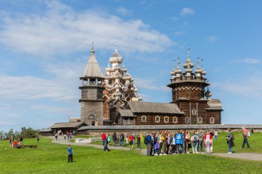 Kizhi Adası, Rusya - 20 Ağustos 2020: Kizhi Pogost 'un tahta mimarisi