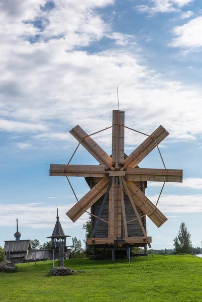 Houten Windmolen Kizhi Rusland Karelië Rechtenvrije Stockafbeeldingen