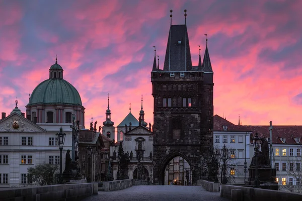 Praha. Karlův most v červené svítání — Stock fotografie