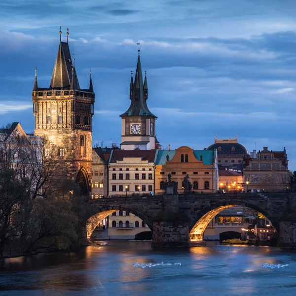 Puente de Carlos en Praga al atardecer — Foto de Stock